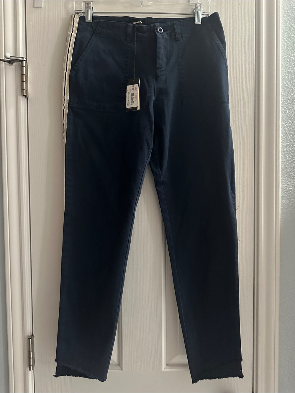 Monrow Navy Cut Off Pants with Side Stripe NWT Women’s 28 Casual Preppy